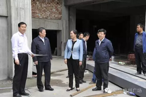 市長陳青，副市長王月成陪同省電力投資集團(tuán)公司總經(jīng)理李輝一行深入階州廣場視察